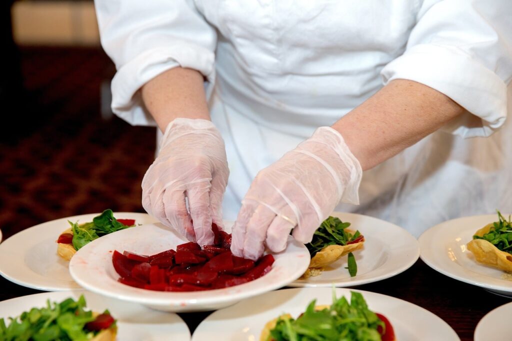 cuisiniers et Recrutez des aides cuisiniers