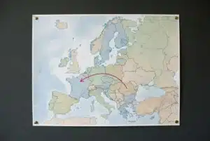 Carte de l’Europe montrant un trajet migratoire ou de déplacement avec une flèche rouge desservant l’Espagne et la France vers l’Est, évoquant les droits travail roumain france.