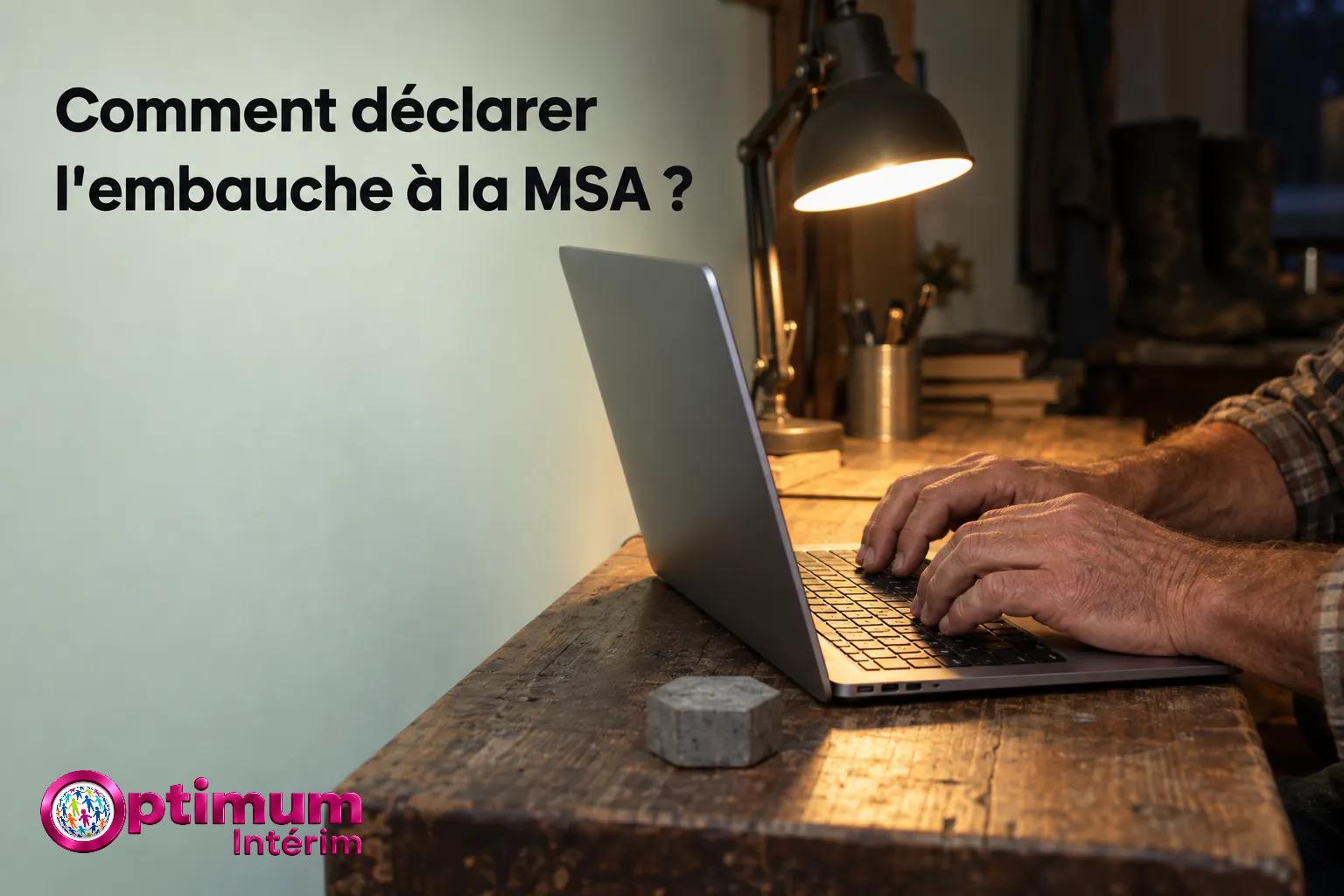 Commande en train d’être saisie sur un ordinateur portable posé sur une table en bois.