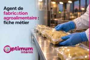 Un agent porte des gants bleus et emballe des sachets alimentaires sur une ligne de production en usine.