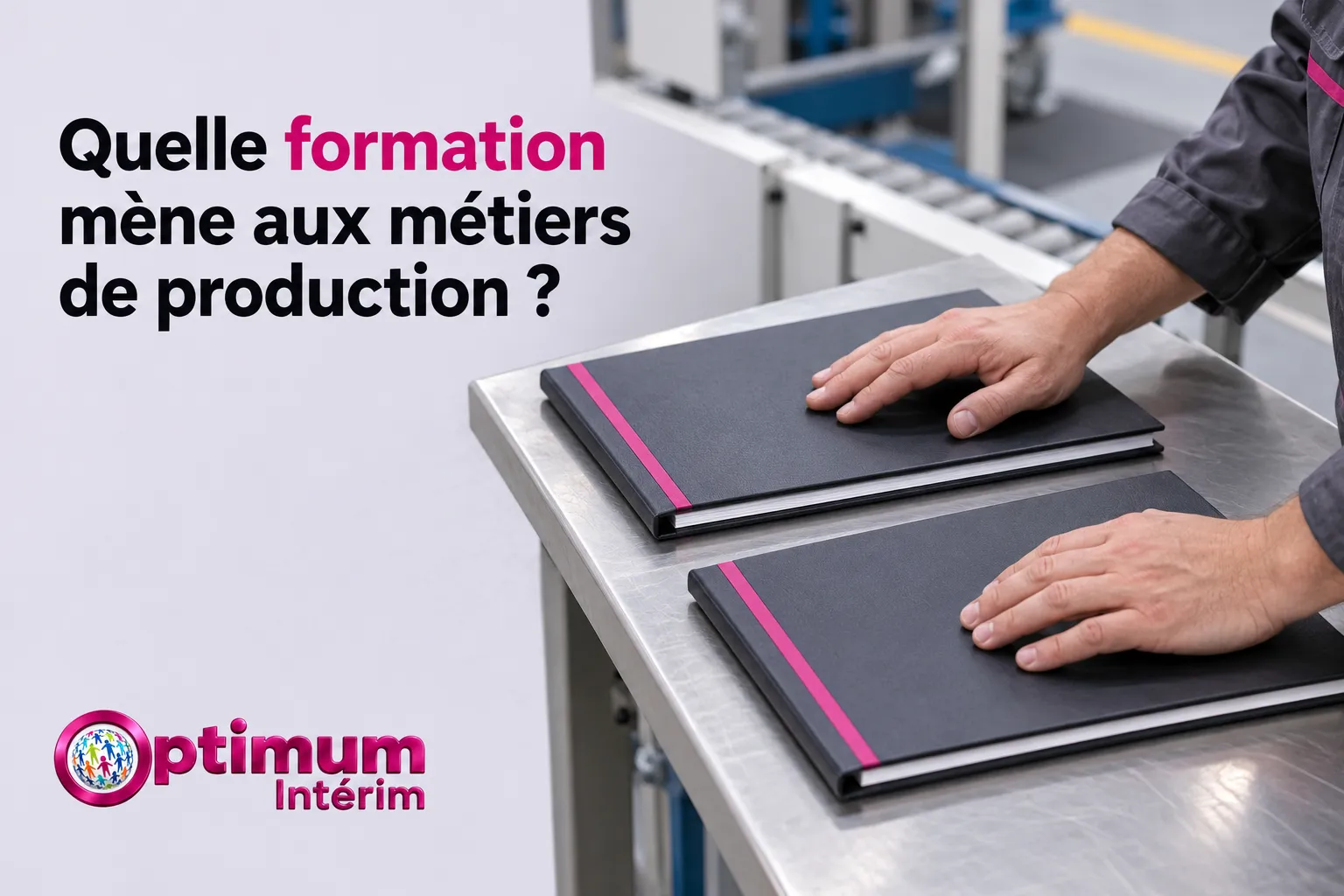 Deux mains posées sur des carnets noirs à couverture grise sur une table de production.