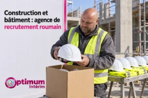 Un homme portant un gilet jaune et un casque de sécurité inspecte un casque de chantier au-dessus d’une boîte ouverte devant