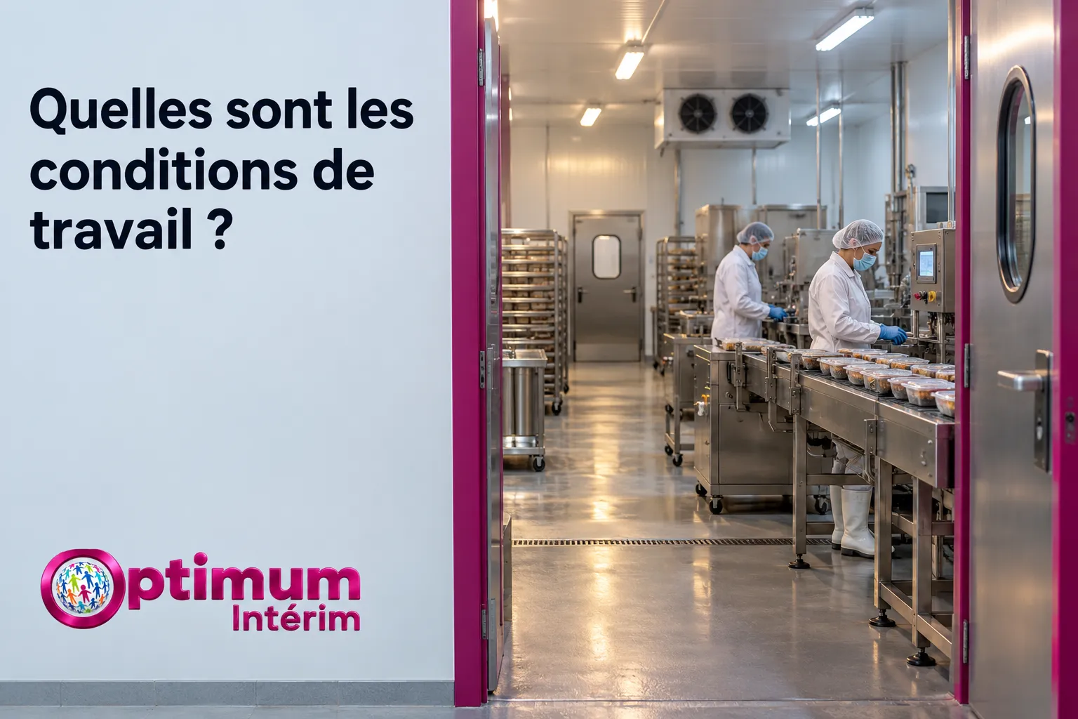 On voit deux ouvriers en tenue de protection dans une ligne de production agroalimentaire, avançant des plats sur une chaîne